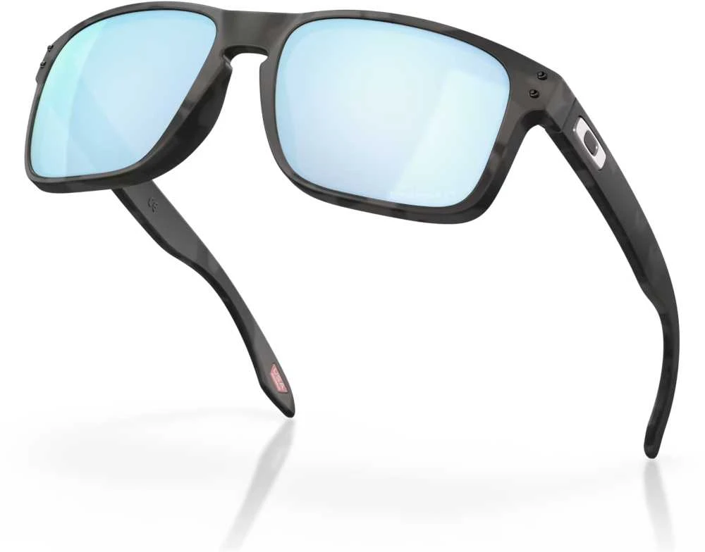 Oakley Holbrook melsvais stiklais juodu camo remu