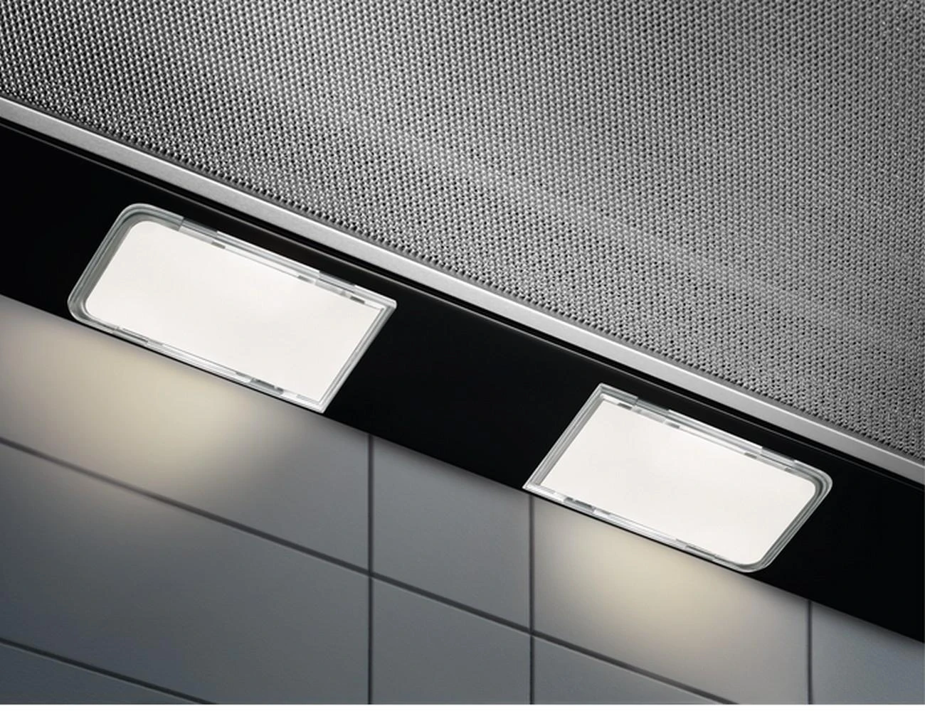 Ištraukiamas juodos spalvos gartraukis Electrolux LFP326FB