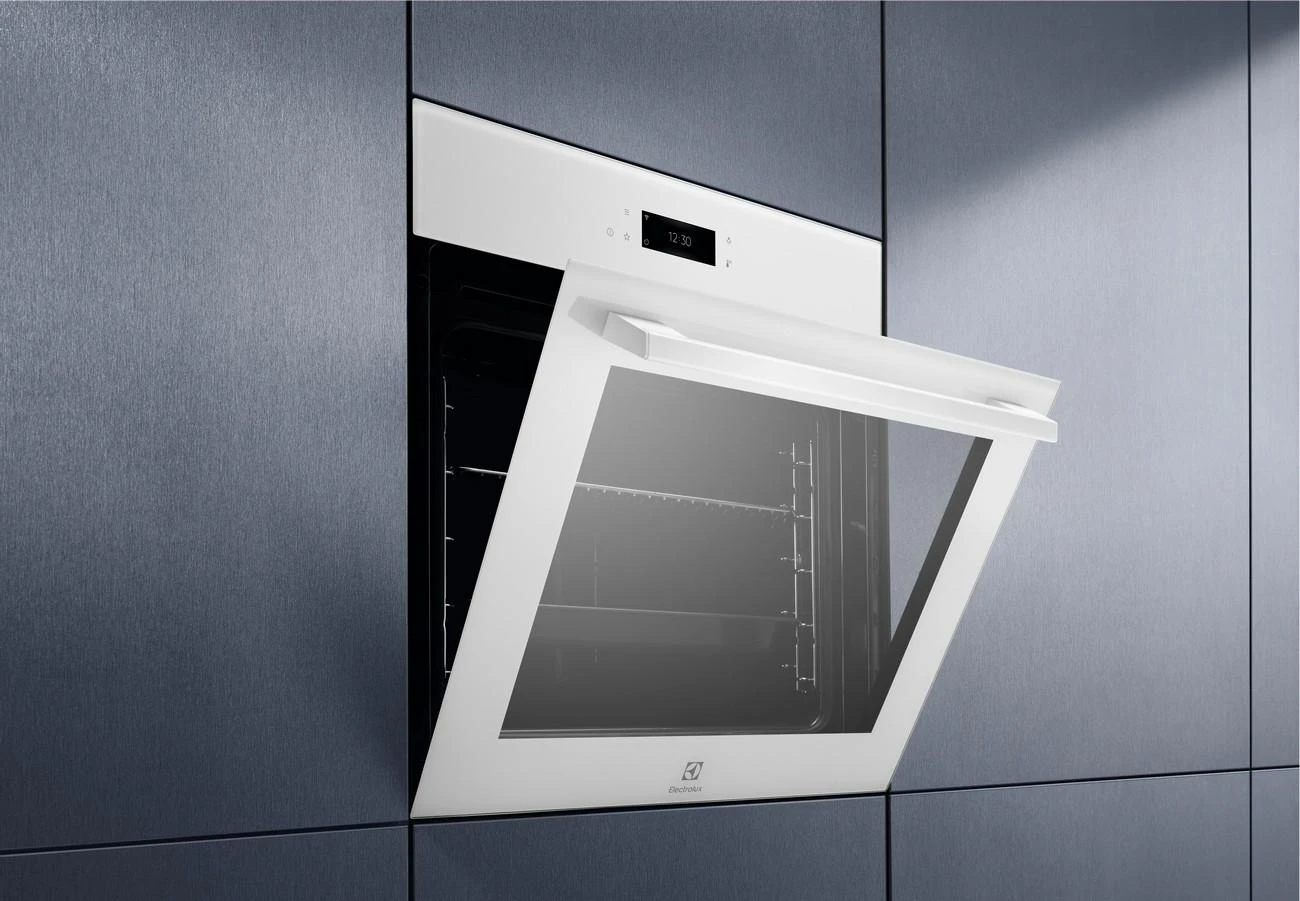 Įm. baltos spalvos orkaitė su pirolize Electrolux EOE8P39WV