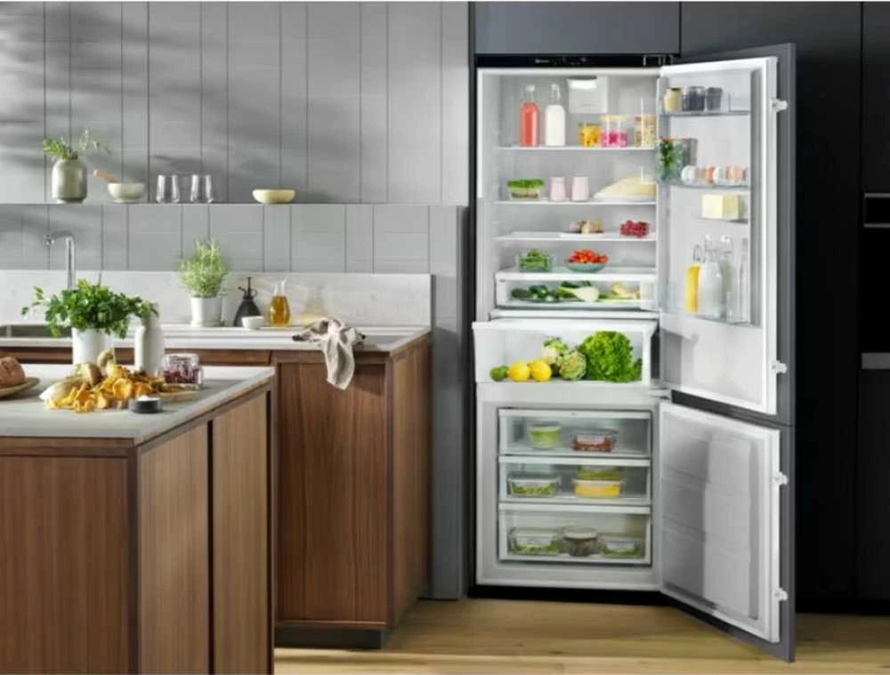 Įmontuojamas 70 cm pločio šaldytuvas su šaldikliu apačioje Electrolux ENG7TE75S