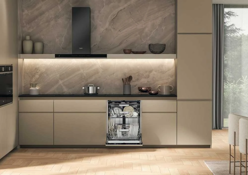 Whirlpool Indaplovė | W7I HP42 L | Built-in | Plotis 59.8 cm | Number of place settings 15 | Number of programs 10 | Energy efficiency class C | Ekranas | Juodas