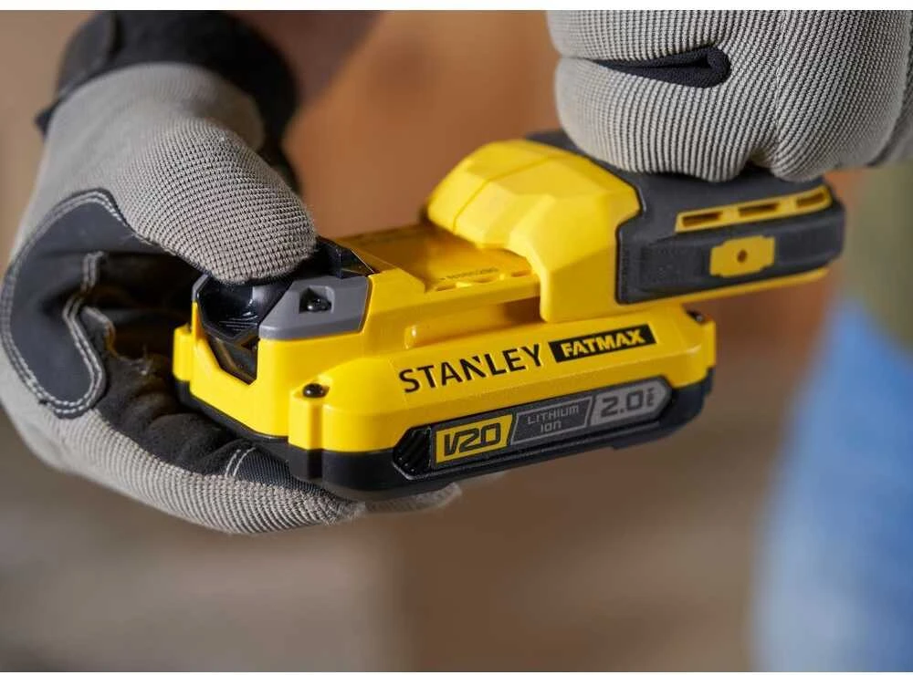 Stanley V20 akumuliatoriaus įdėjimas į įrankį