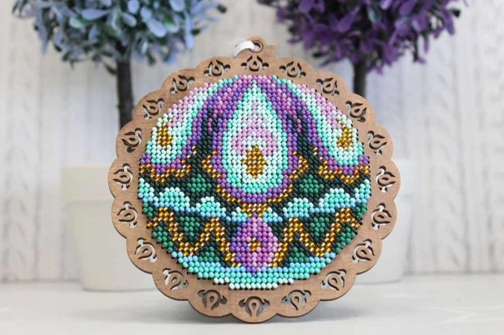 MP Studia Beldizart Karoliukais siuvinėtas ant medinio pagrindo "Peacock charm" SO-087