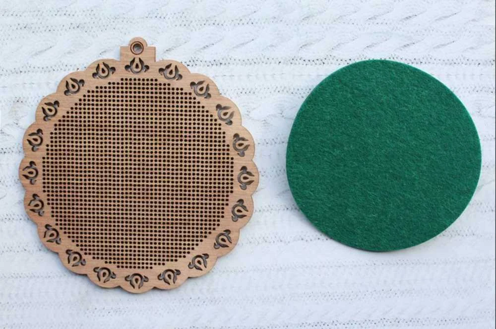 MP Studia Beldizart Karoliukais siuvinėtas ant medinio pagrindo "Peacock charm" SO-087