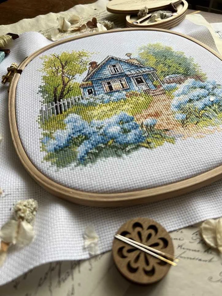 Andriana Beldizart Kryželių siuvinėjimo rinkinys "Šeimos name" 17,5 x 17 cm SANN-37