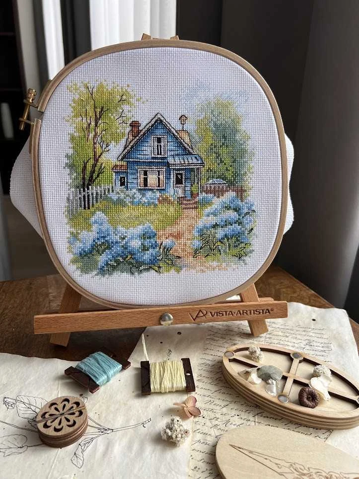 Andriana Beldizart Kryželių siuvinėjimo rinkinys "Šeimos name" 17,5 x 17 cm SANN-37