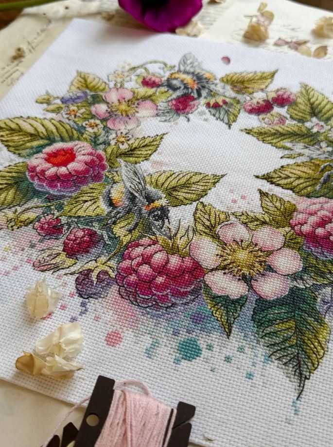 Beldizart Kryželiu siuvinėjimo rinkinys "Avietės ir kamanės" 31,5 х 26,5 cm SANM-44