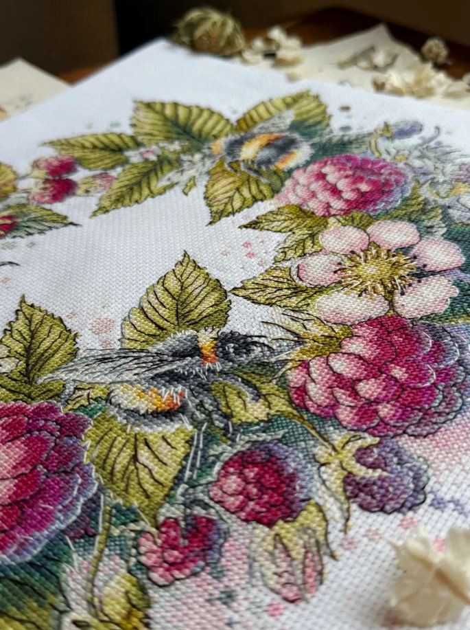 Beldizart Kryželiu siuvinėjimo rinkinys "Avietės ir kamanės" 31,5 х 26,5 cm SANM-44