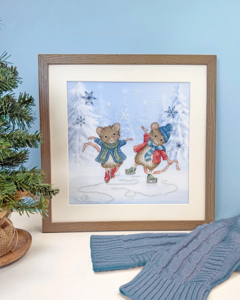 Bothy Threads Cross stitch kit "Festive Figure" SKaters" XSS34 26x26 cm