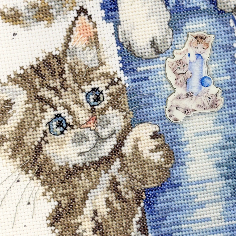 Bothy Threads Needle Minder "Three's A Crowd" XA68 2.6x3.8 cm