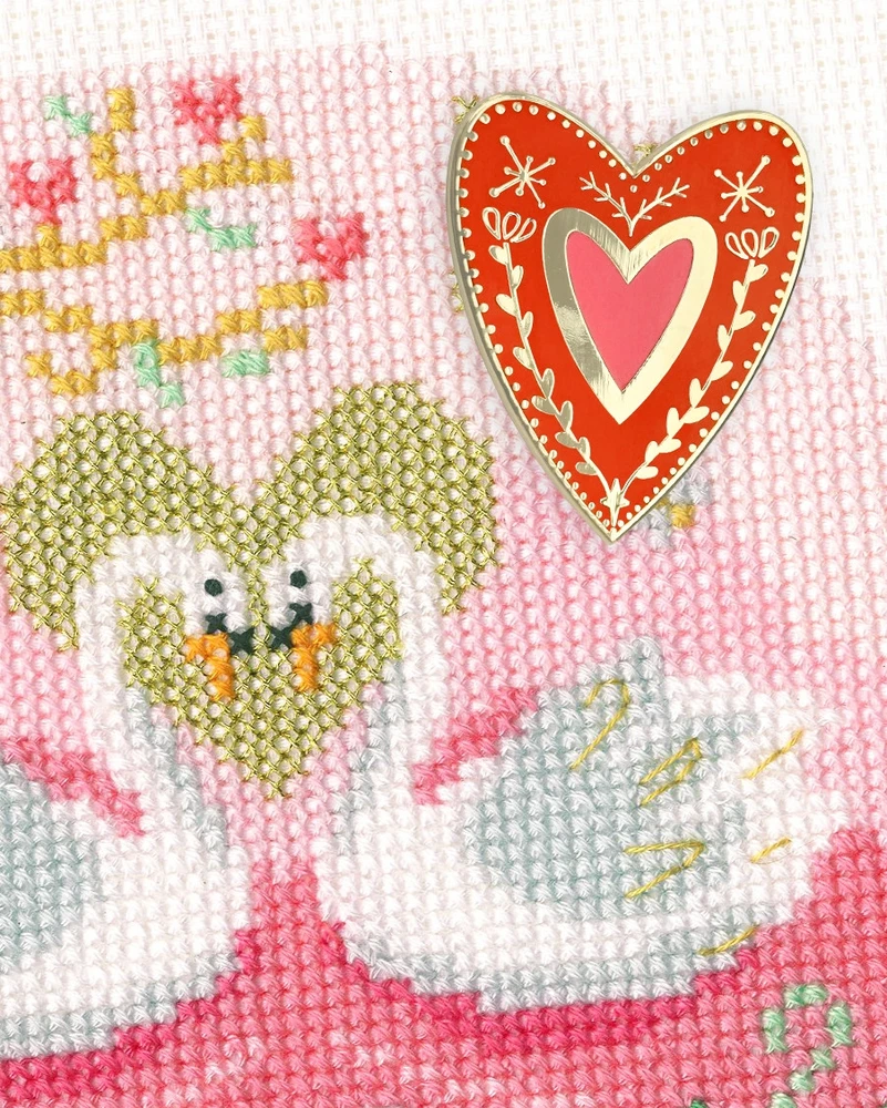 Bothy Threads Needle Minder "Scandi Heart" XA84 4x3.5 cm