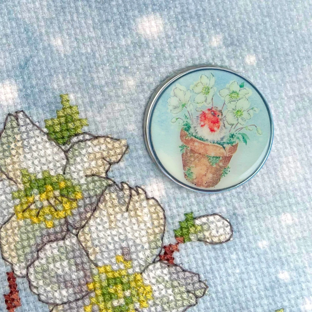 Bothy Threads Needle Minder "Season's Tweetings" XA64 3x3 cm