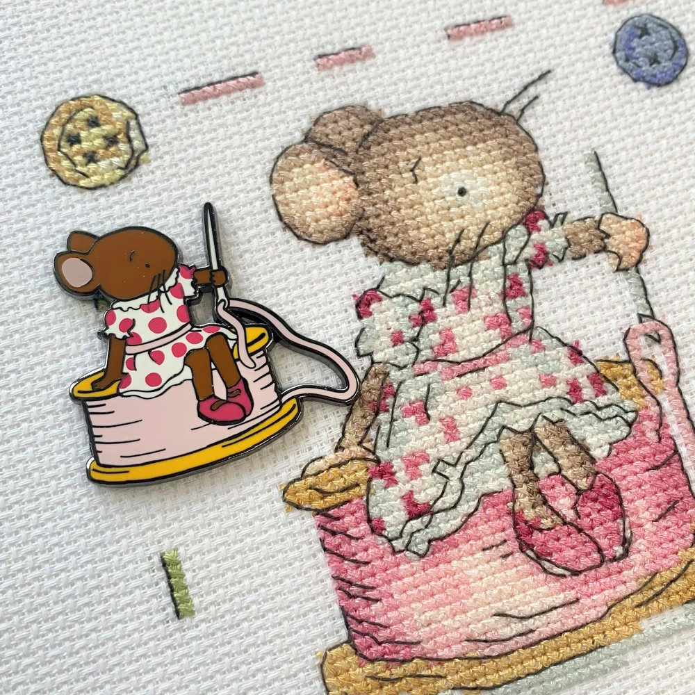 Bothy Threads Needle Minder "Sewing Mouse" XA20 4x4 cm
