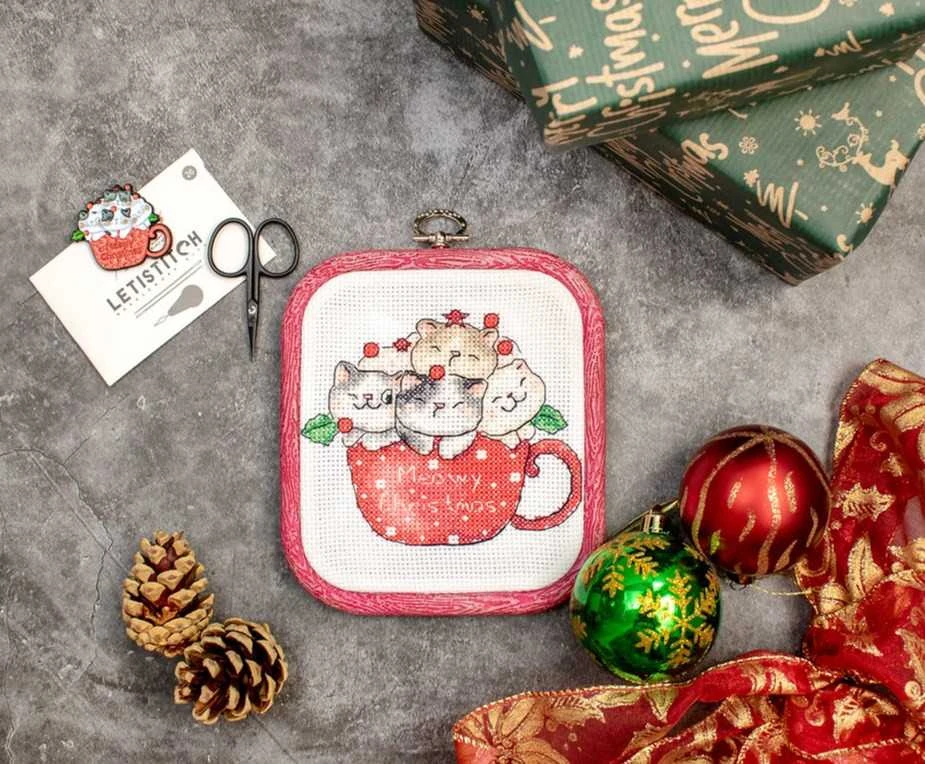 LetiStitch luca S Siūlų kryželiu rinkinys "Meowy Christmas" - su įtrauktu raudonu lankelis 11x9cm SLETIL8080