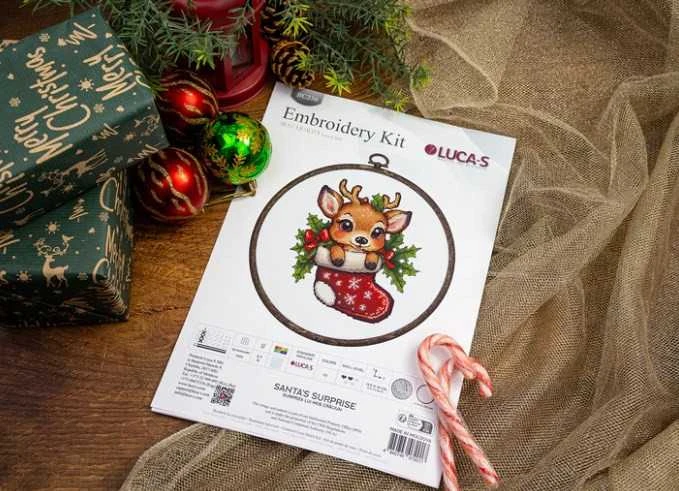luca S Siuvinėjimo kryželiu rinkinys su lankeliu "Santa's Surprise" 13,5x15cm SBC236