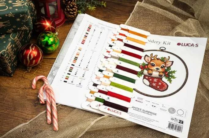 luca S Siuvinėjimo kryželiu rinkinys su lankeliu "Santa's Surprise" 13,5x15cm SBC236