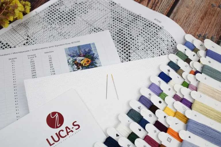 luca S Siuvinėjimo kryželiu rinkinys "Puokštė su našlaitėmis" 25x36cm SB7030