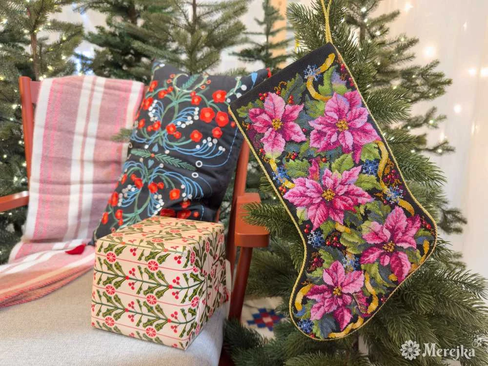 Merejka Kryželiu siuvinėjimo rinkinys "Rožinė Poinsettia Christmas Stocking" 35x22 cm SK262
