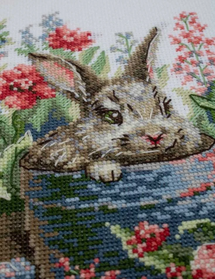 Riolis Siuvinėjimo kryželiu rinkinys "Žydintis triušis" 20x20 cm SRA1030