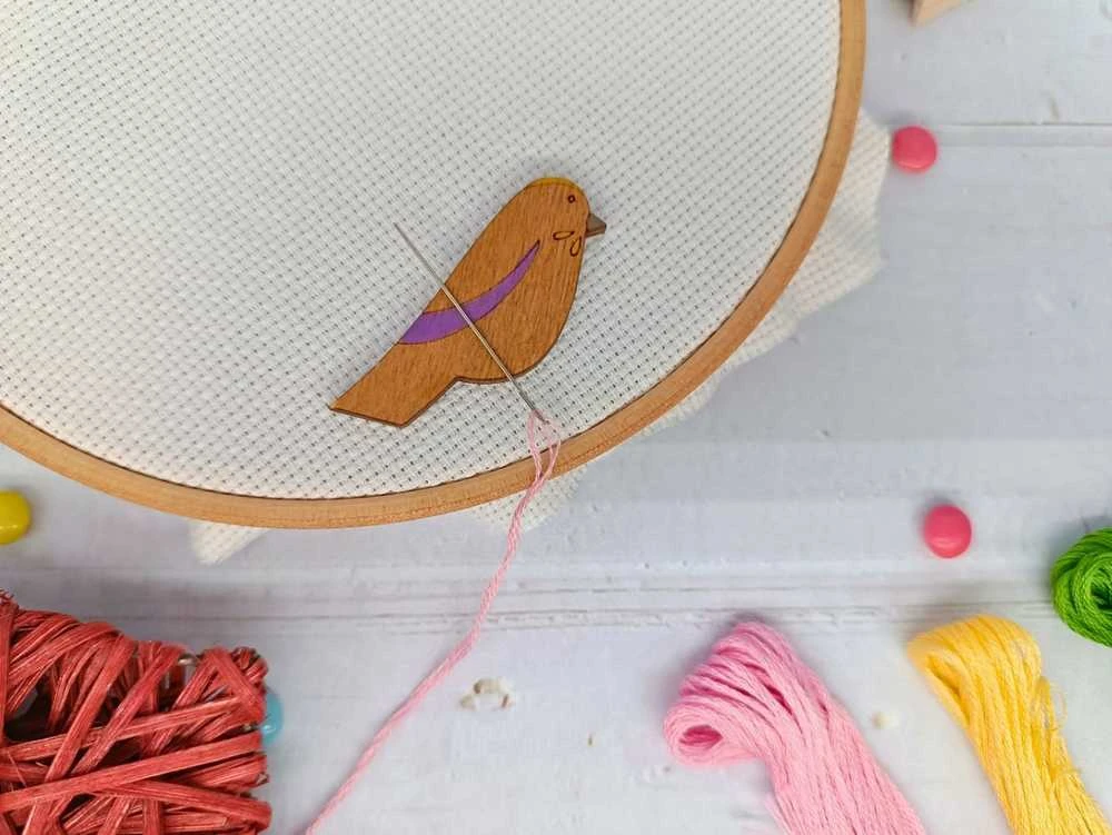 Kind Fox by Wizardi Yuliya Ausianikava ind. veikla pgl. pazyma Nr. 1201908 Magnetinis adatos laikiklis. Paukštis violetinis KF059/200-3