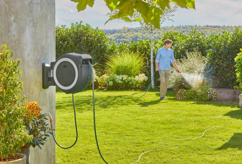 Gardena Akumuliatorinė prie sienos tvirtinama žarnos ritė PowerRoll XL, rinkinys, 35 m žarnos, baltos spalvos