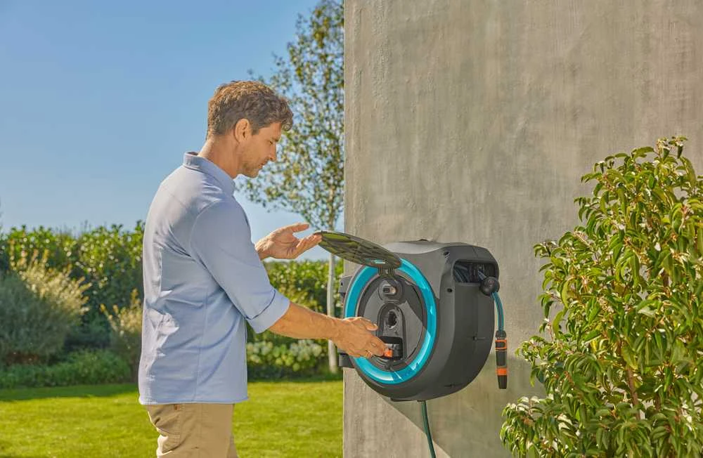 Gardena Akumuliatorinė prie sienos tvirtinama žarnos ritė PowerRoll XXL, rinkinys, 40 m žarnos, mėlyna/pilka