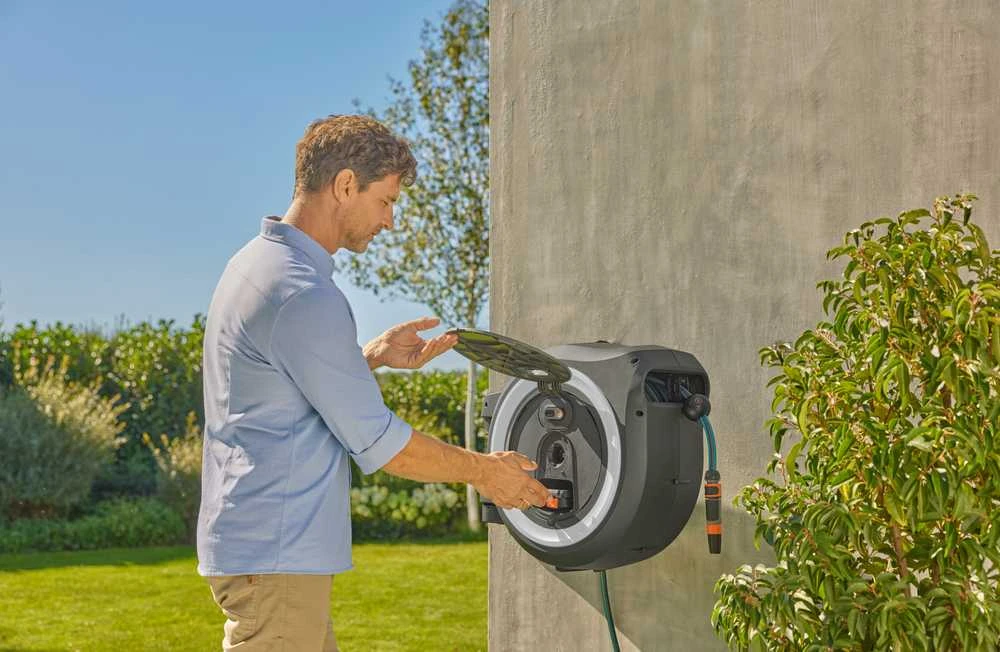 Gardena Akumuliatorinė prie sienos tvirtinama žarnos ritė PowerRoll XL, rinkinys, 35 m žarnos, baltos spalvos
