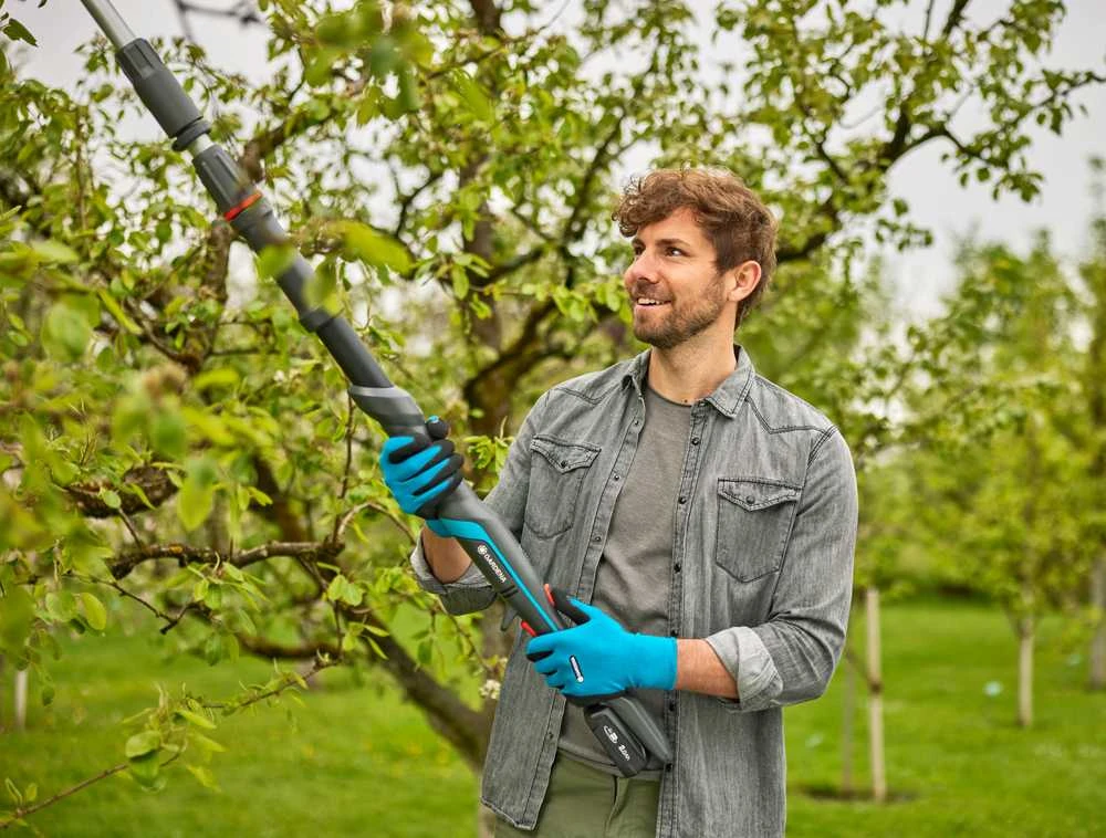 Gardena Akumuliatorinės teleskopinės genėjimo žirklės HighCut 250/18V P4A paruoštas naudojimui rinkinys (14774-20)