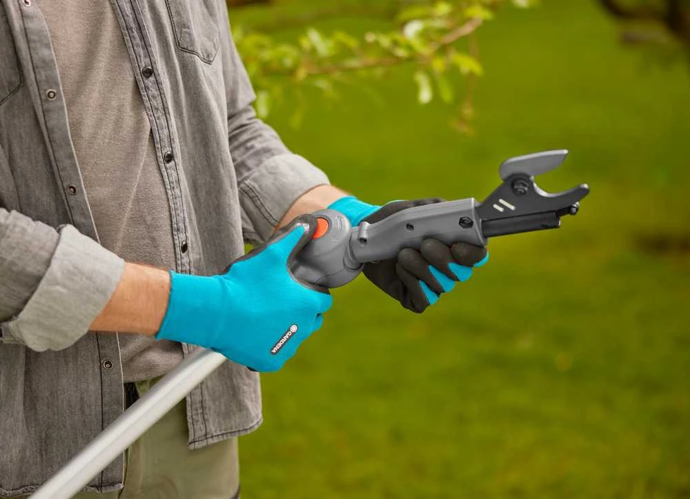 Gardena Akumuliatorinės teleskopinės genėjimo žirklės HighCut 250/18V P4A paruoštas naudojimui rinkinys (14774-20)