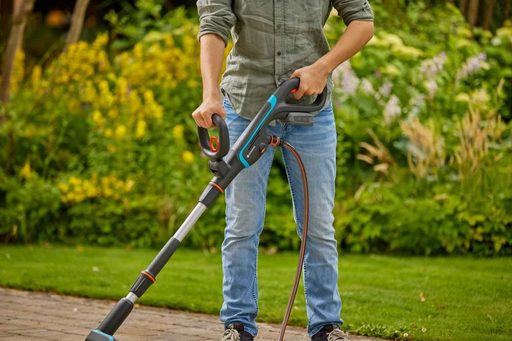 Daugiafunkcis valytuvas Gardena AquaBrush Universal su akumuliatoriumi, terasoms, plytelėms, vartams