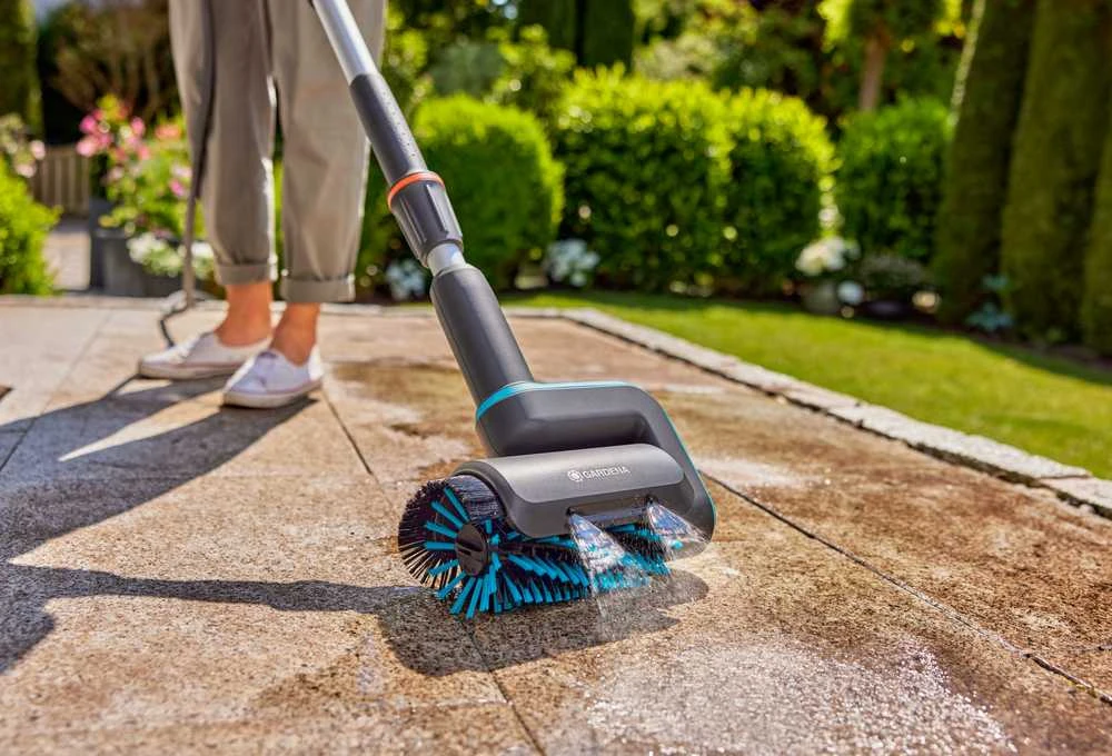 Daugiafunkcis valytuvas Gardena AquaBrush Universal su akumuliatoriumi, terasoms, plytelėms, vartams