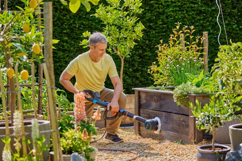 Daugiafunkcis valytuvas Gardena AquaBrush Universal su akumuliatoriumi, terasoms, plytelėms, vartams