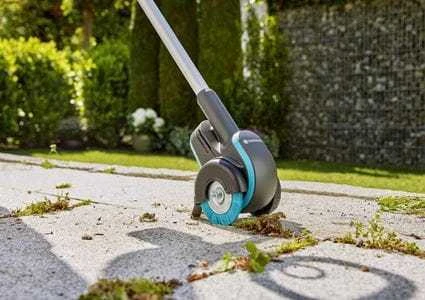 Gardena Akumuliatorinis trinkelių tarpų šepetys EasyWeed 1800/18V P4A rinkinys