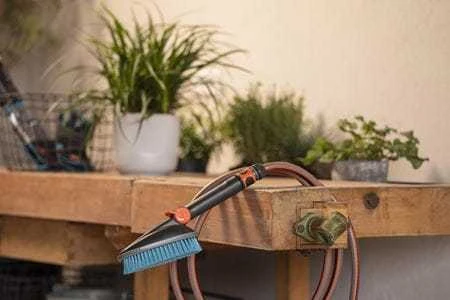 Gardena "Cleansystem" rankinis hard šepetys "Hard" M, su vandens jungtimi, skirtas mažesniems paviršiams