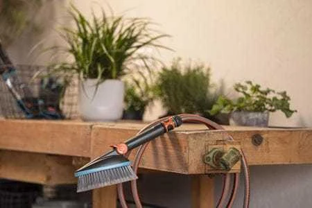Gardena "Cleansystem" rankinis šepetys "Soft" M, su vandens jungtimis, skirtas mažesniems paviršiams