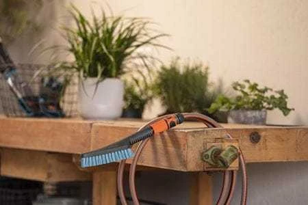 Gardena "Cleansystem" rankinis šepetys "Hard" S, su vandens jungtimi, skirtas mažesniems paviršiams