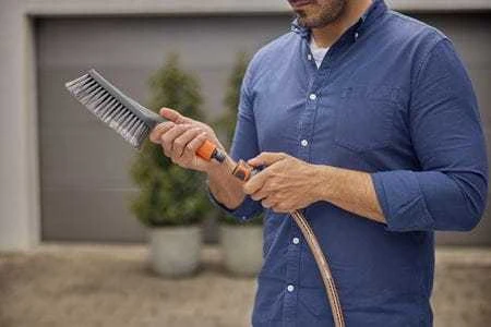 Gardena "Cleansystem" rankinis šepetys "Soft" S, su vandens jungtimi, mažesniems paviršiams