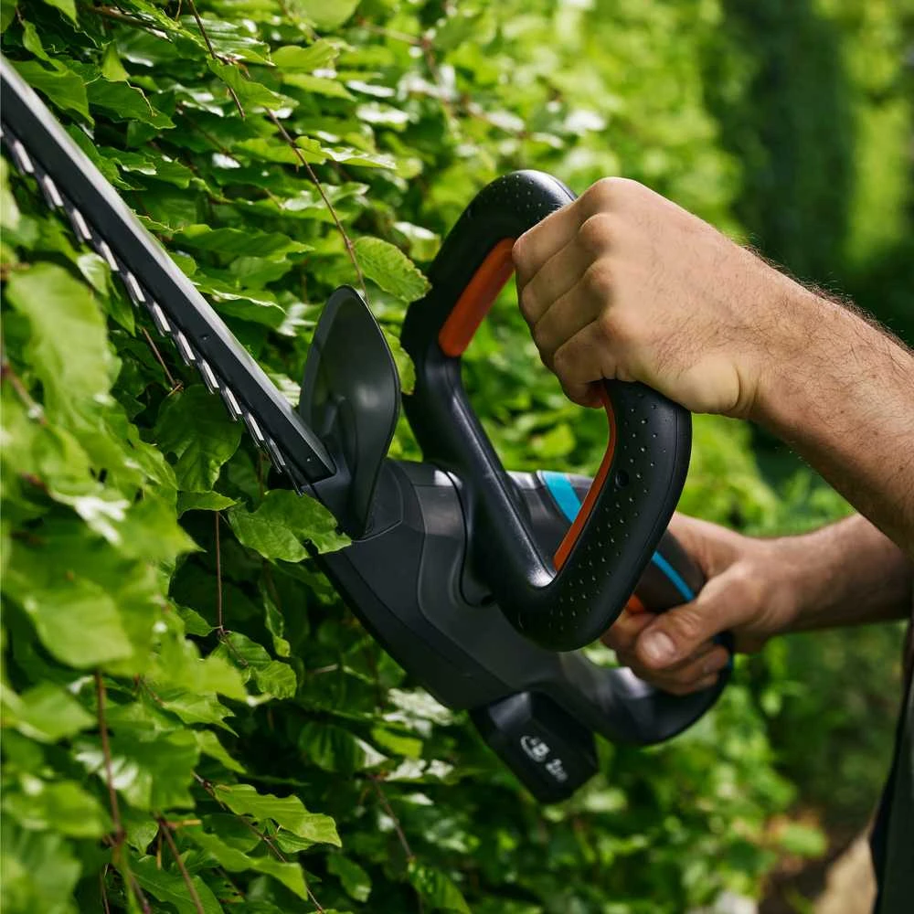 Gardena EasyCut 45/18V 14734-20 – komplekte yra: akumuliatorius ir kroviklis