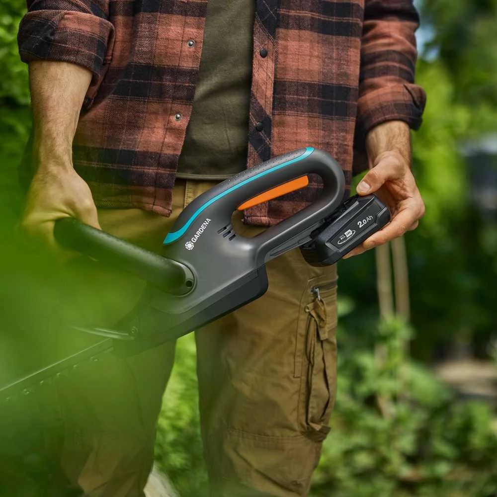 Gardena EasyCut 55/18V 14735-20 – komplekte yra: akumuliatorius ir kroviklis