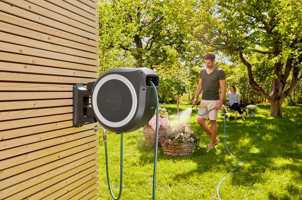 Gardena Ritė su žarna ir purkštuvu tvirtinama prie sienos RollUp XL 35m, pilka