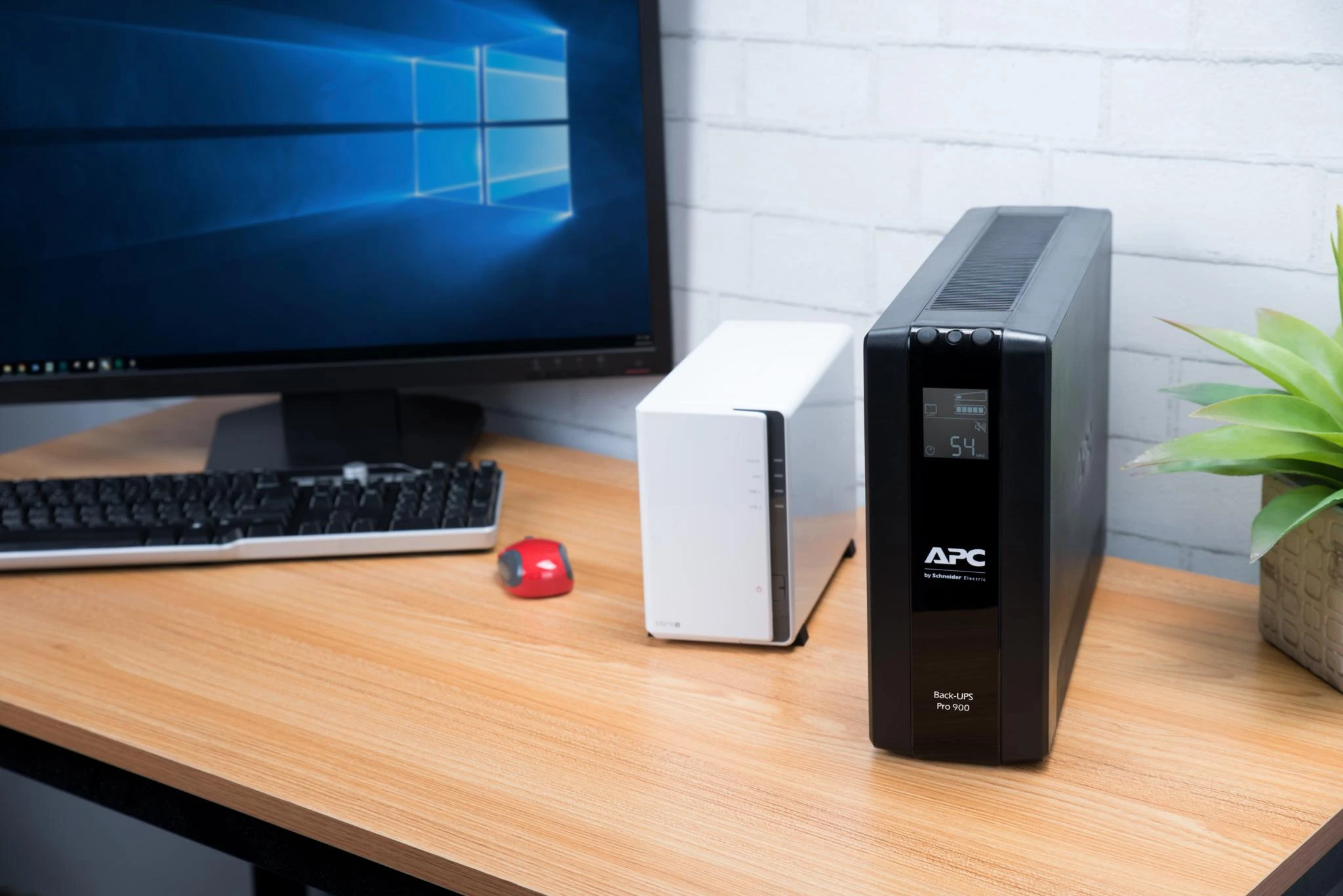 APC BACK UPS PRO BR 900VA, 6 OUTLETS, AVR, LCD SĄSAJA