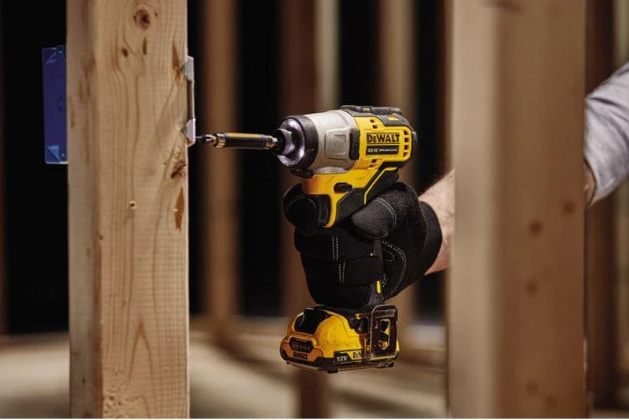 DeWalt smūginis suktuvas darbo procese