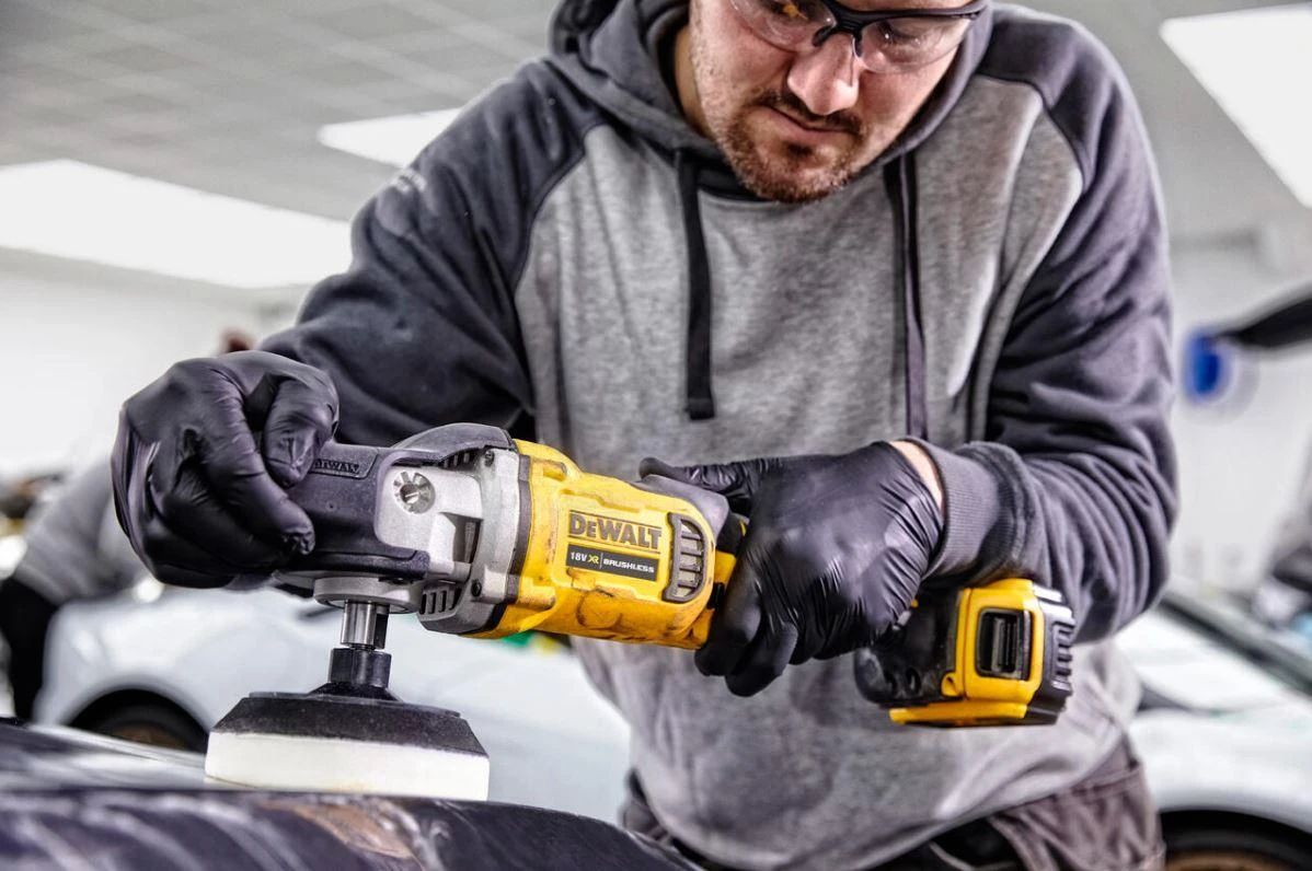 DEWALT POLISER 18V 180mm BE BATURIŲ IR ĮKROVIMO DCM849N
