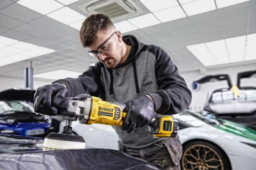 DeWalt akumuliatorinis poliruoklis poliruojant automobilį