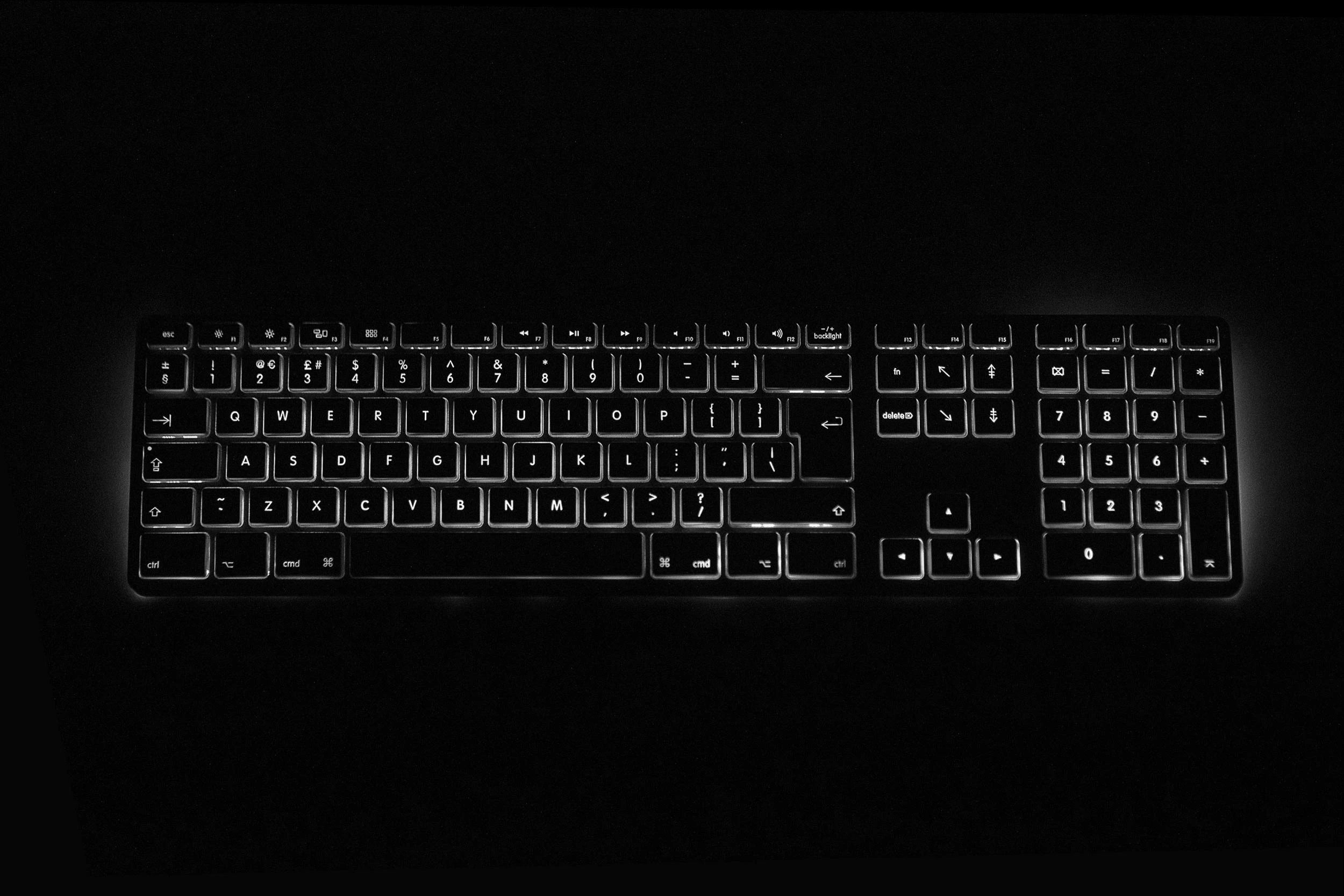 Klaviatūra Matias FK318 su laidu 100% (full-size) su pašvietimu pilka
