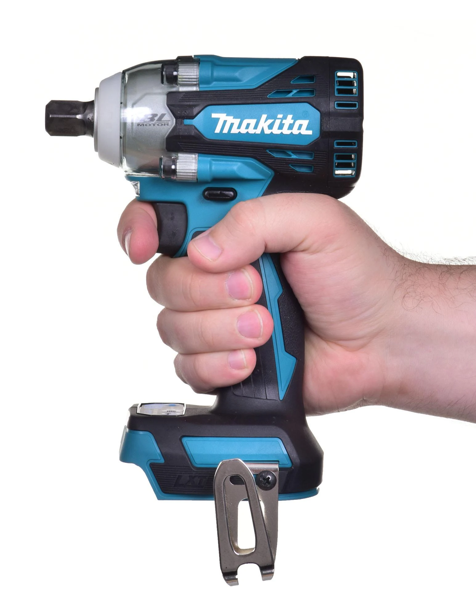 Makita DTW301Z veržliasukis rankoje