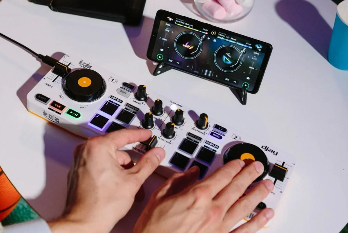 Hercules | DJControl Mix | Garsiakalbiai | USB jungtis | „Bluetooth“