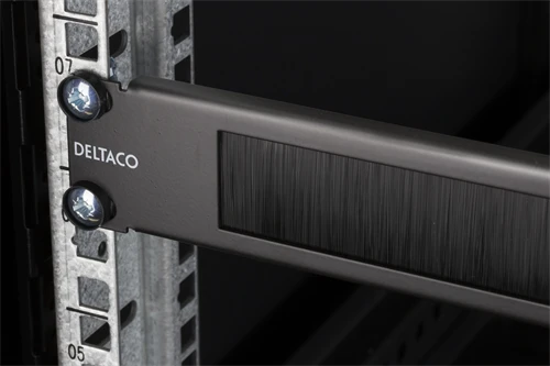 DELTACO 19 "kabelių panelė su šepečiu, metalinė/nailoninė, 1U, juoda