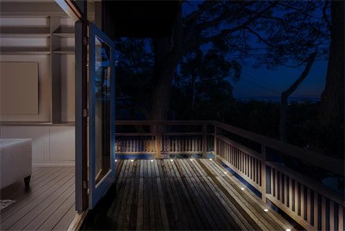 Išmanusis terasos/ kiemo apšvietimas DELTACO SMART HOME švelni balta ir RGB spalvos, sidabrinis / SH-DLK01