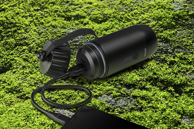 Išorinė baterija DELTACO 15 000 mAh, IP67, USB-A ir C, žibintuvėlis, SOS LED / PB-Q1002